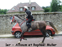 Animation gif Le podium des 130kms de Rambouillet : 1 er Al'koum et Raphael Muller  - 2ème Eldair de cabirat et Jean Noel Lafaure - 3ème Dakota et Julien Collange